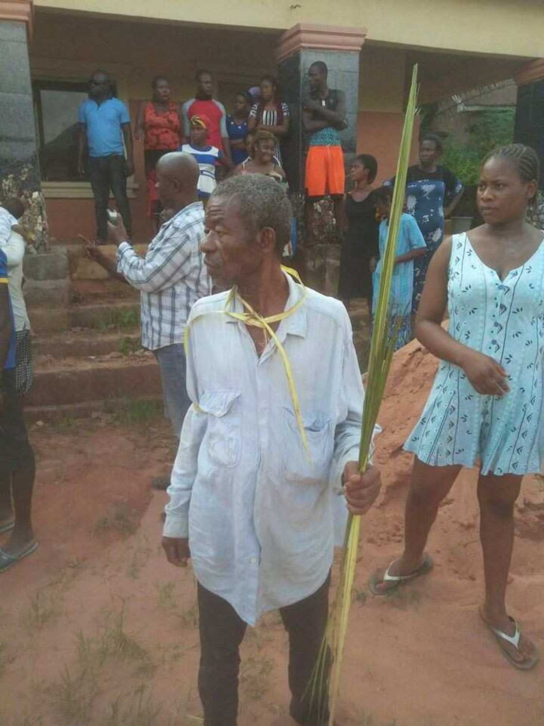 Tsohon Najadu: Uba ya dirkawa 'yarshi cikin shege har sau biyu ya tsere ya barta da wahala Tsohon Najadu: Uba ya dirkawa 'yarshi cikin shege har sau biyu ya tsere ya barta da wahala