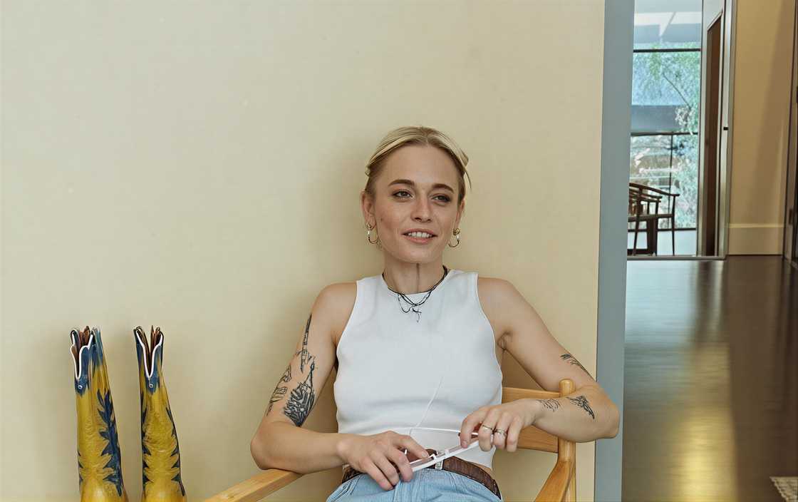 Daria Gordeeva-Grinkova poses sitting