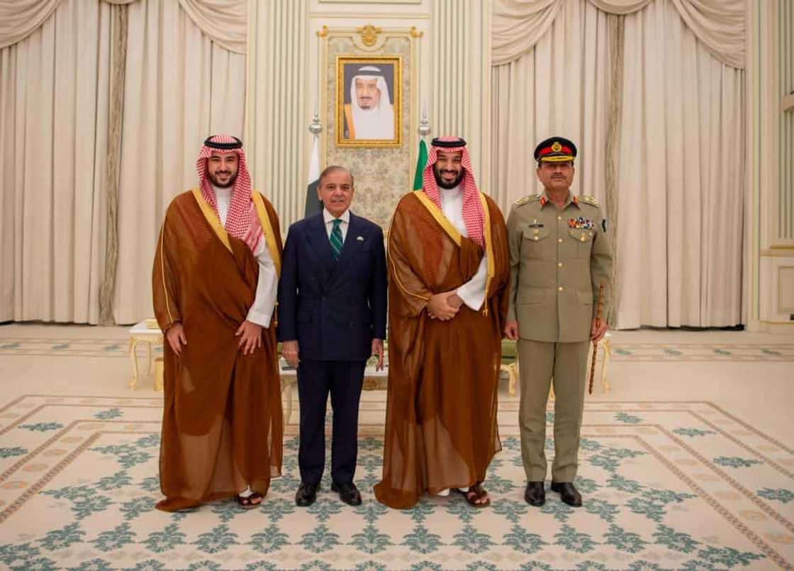 Shugabanni da ministocin Saudiyya da Pakistan bayan rattaba hannu kan yarjejeniyar tsaro. Hoto: @GovtofPakistan Shugabanni da ministocin Saudiyya da Pakistan bayan rattaba hannu kan yarjejeniyar tsaro. Hoto: @GovtofPakistan