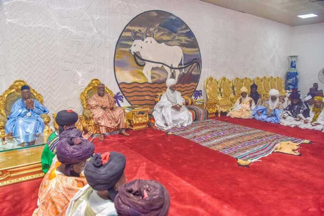 Cika alkawari: El-Rufai ya kaiwa Sarkin Gombe ziyarar 'ban-gajiya' (Hotuna) Cika alkawari: El-Rufai ya kaiwa Sarkin Gombe ziyarar 'ban-gajiya' (Hotuna)