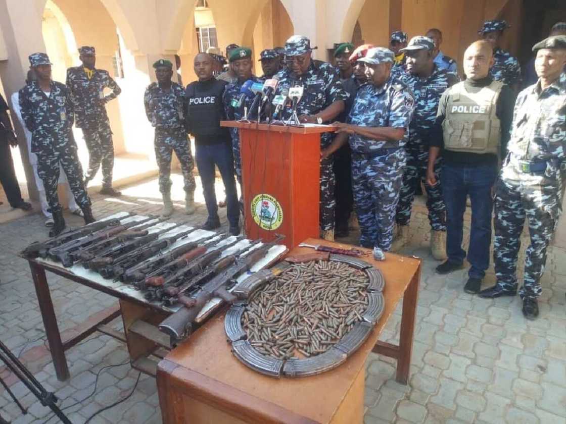 Zamfara: An kama wata mata da harsashi 991 na AK-47 za ta kai wa hatsabibin shugaban 'yan bindiga Zamfara: An kama wata mata da harsashi 991 na AK-47 za ta kai wa hatsabibin shugaban 'yan bindiga