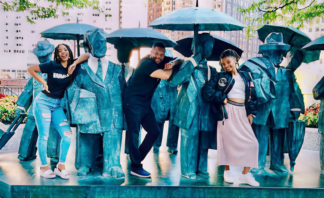 Halle, Doug, and Chloe Bailey posing with statues Halle, Doug, and Chloe Bailey posing with statues