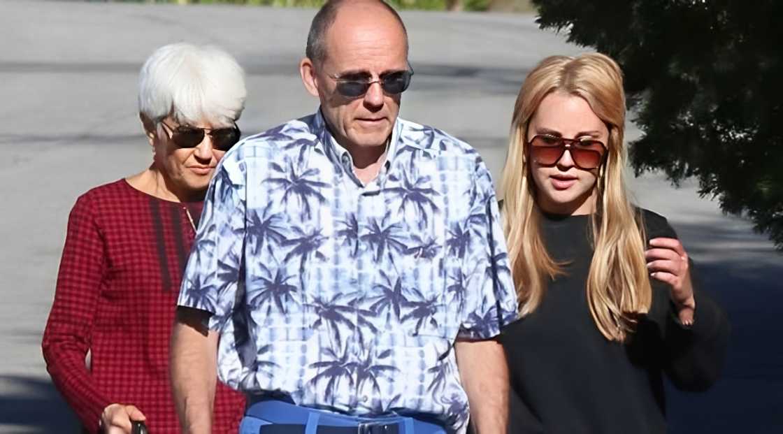 Amanda Bynes (R) walks with her parents, Rick Bynes (C) and Lynn Organ Bynes (L). Amanda Bynes (R) walks with her parents, Rick Bynes (C) and Lynn Organ Bynes (L).