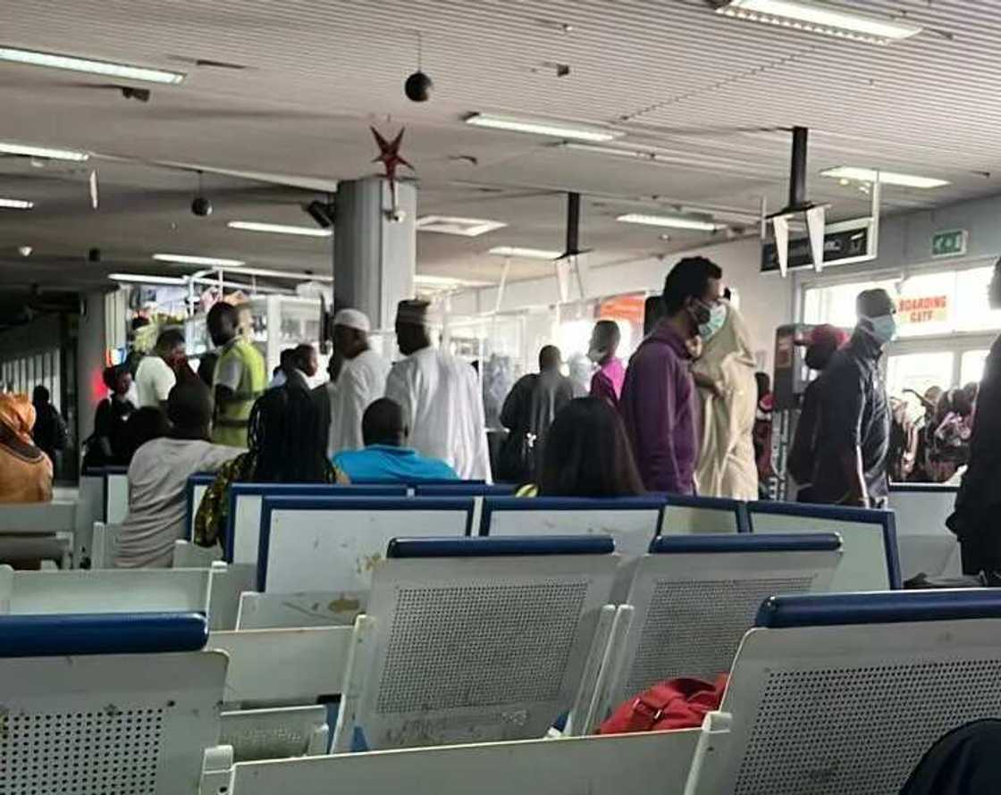 Fusatattun fasinjoji sun toshe filin jirgin Abuja saboda jinkirin tashin jirgi Fusatattun fasinjoji sun toshe filin jirgin Abuja saboda jinkirin tashin jirgi