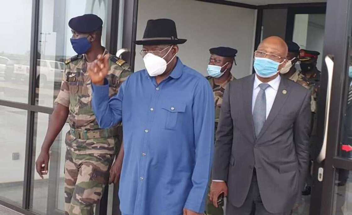 Breaking: Amid defection rumour, PDP leaders meet Jonathan Breaking: Amid defection rumour, PDP leaders meet Jonathan