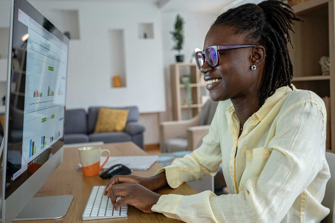 A female data analyst working at her office desk.