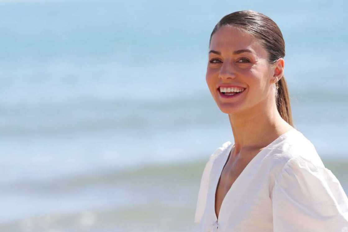 Qui est Natasha Andrews: la discrète compagne de Pierre Niney Qui est Natasha Andrews: la discrète compagne de Pierre Niney