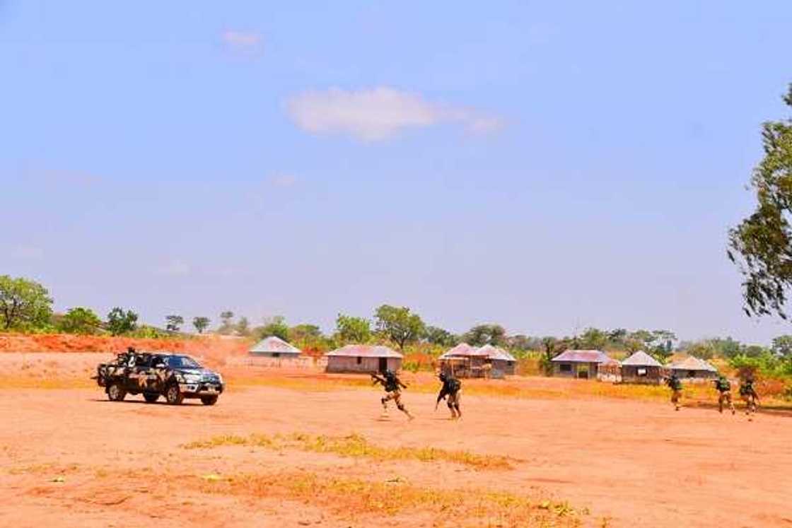 Rundunar soji ta yaye wasu dakarunta da aka bawa horo a kan salon yaki na musamman (Hotuna) Rundunar soji ta yaye wasu dakarunta da aka bawa horo a kan salon yaki na musamman (Hotuna)