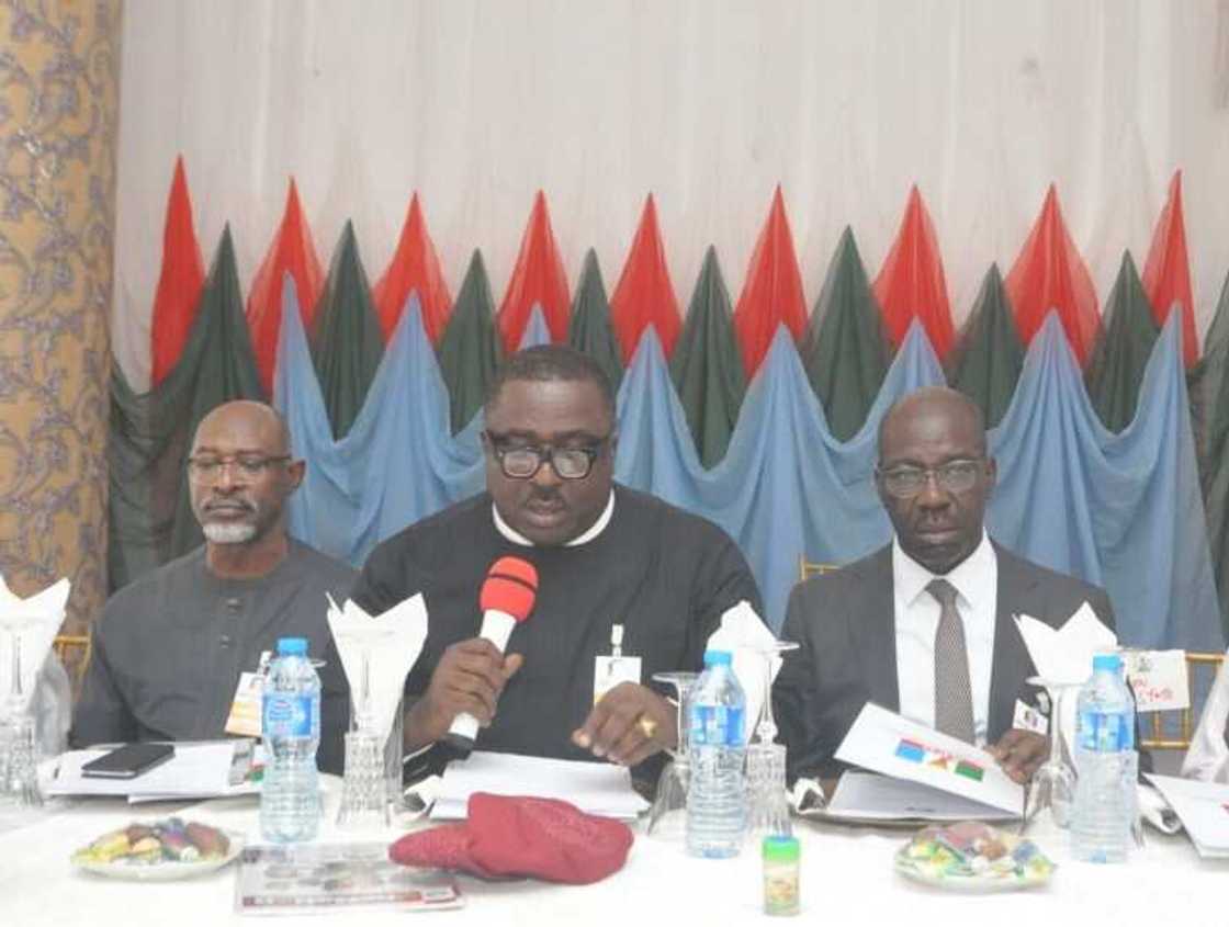 Rudani: Bayan APC ta jaddada Ajimobi, wani jigo a jam'iyyar ya sake bayyana kansa a matsayin shugaba Rudani: Bayan APC ta jaddada Ajimobi, wani jigo a jam'iyyar ya sake bayyana kansa a matsayin shugaba