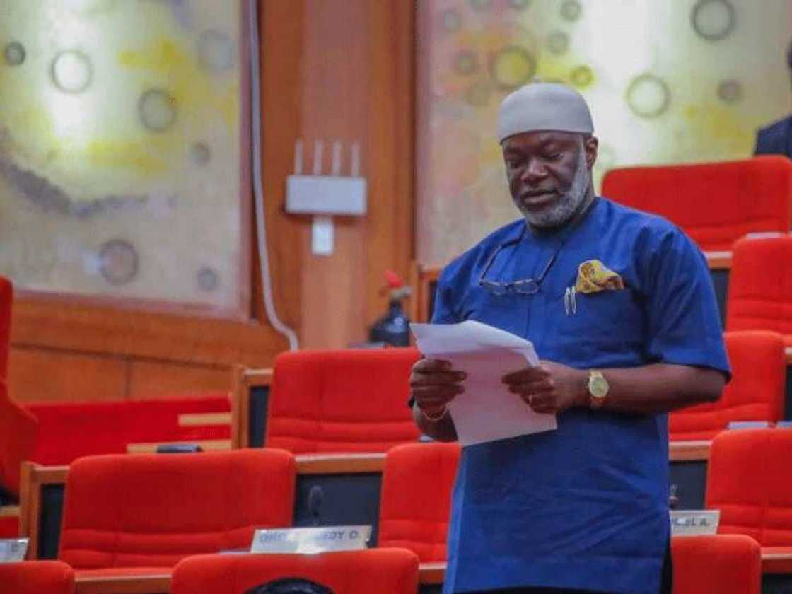 Sanata Ezenwa Francis Onyewuchi ya sanar da ficewarsa daga LP zuwa APC a Yulin 2024. Sanata Ezenwa Francis Onyewuchi ya sanar da ficewarsa daga LP zuwa APC a Yulin 2024.