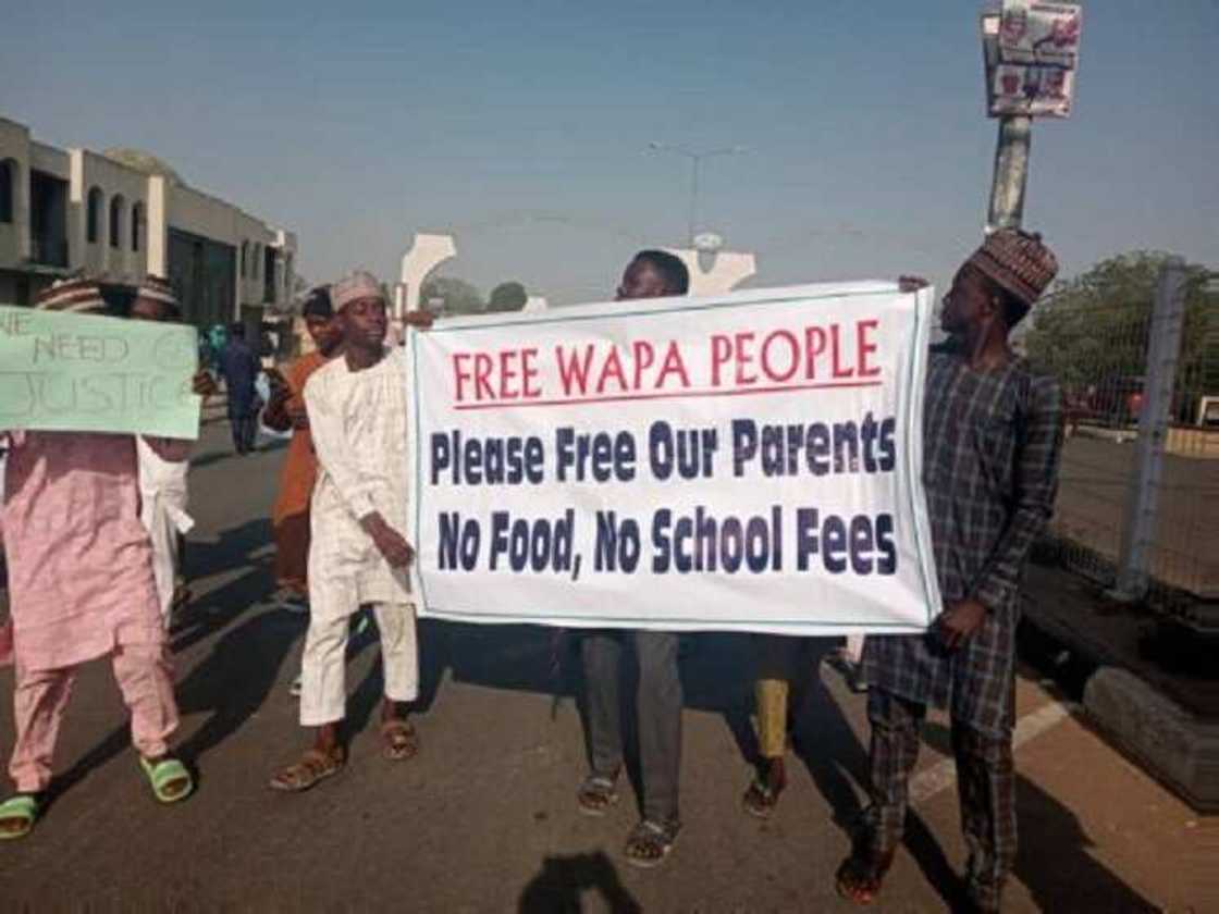 Boko Haram: Hotunan iyalan 'yan canji da aka kama yayin da suka fito zanga-zanga a Kano Boko Haram: Hotunan iyalan 'yan canji da aka kama yayin da suka fito zanga-zanga a Kano