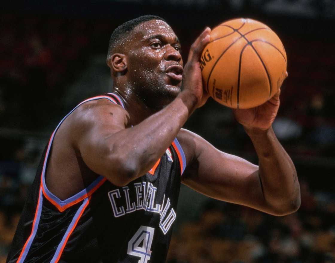 Shawn Kemp prepares to shoot a free throw during the NBA Central Division basketball game against the Toronto Raptors