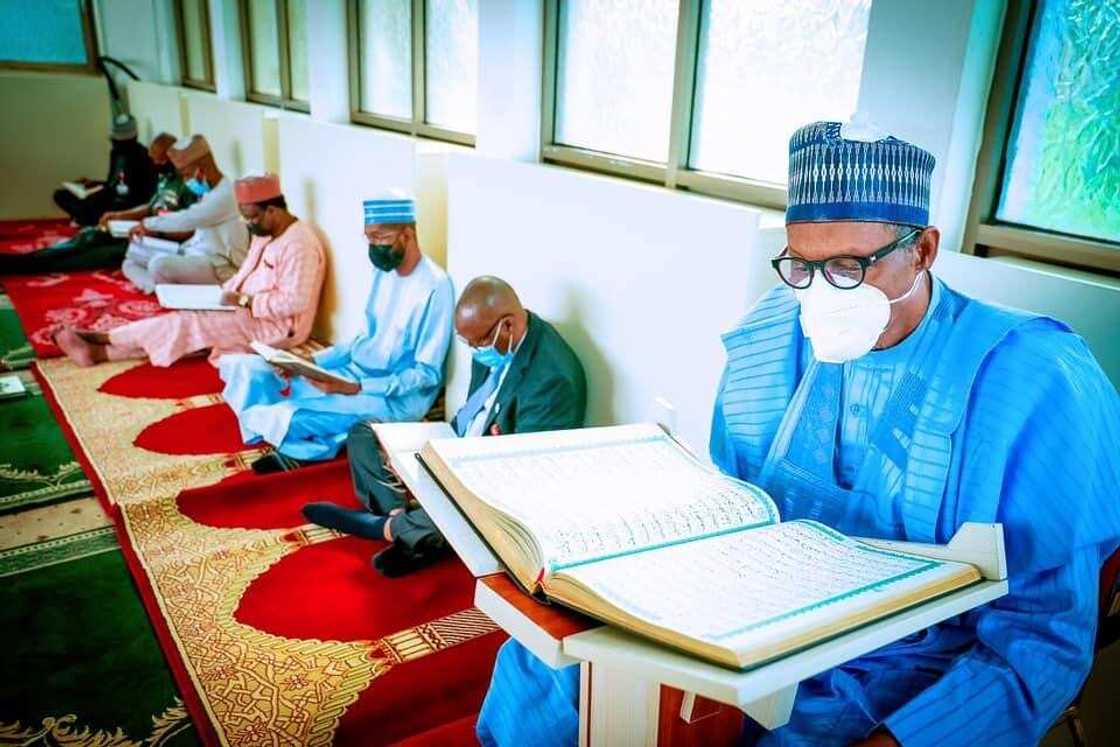Bayan dawowa daga Landan, hotuna sun nuna Buhari ya halarci zaman Tafsirin Al-Qur'ani Bayan dawowa daga Landan, hotuna sun nuna Buhari ya halarci zaman Tafsirin Al-Qur'ani