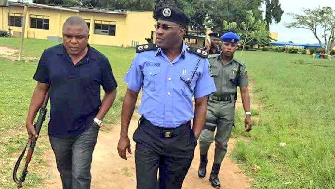 Wani Mutumi ya kashe ɗan shekara 57 saboda zargin yan da ɓoyayyar Alaƙa da Matarsa Wani Mutumi ya kashe ɗan shekara 57 saboda zargin yan da ɓoyayyar Alaƙa da Matarsa