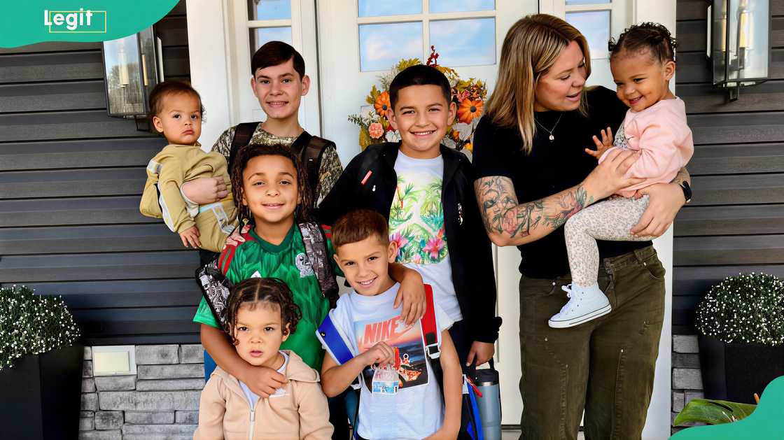 Kailyn Lowry and her kids at the entrance of their home