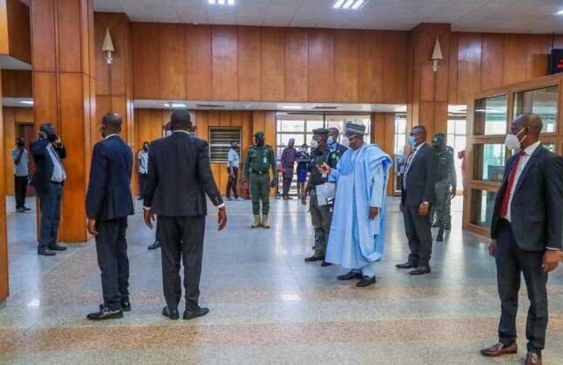 Ahmad Lawan caccaki mai taimaka masa saboda rashin sanya takunkumin fuska Ahmad Lawan caccaki mai taimaka masa saboda rashin sanya takunkumin fuska