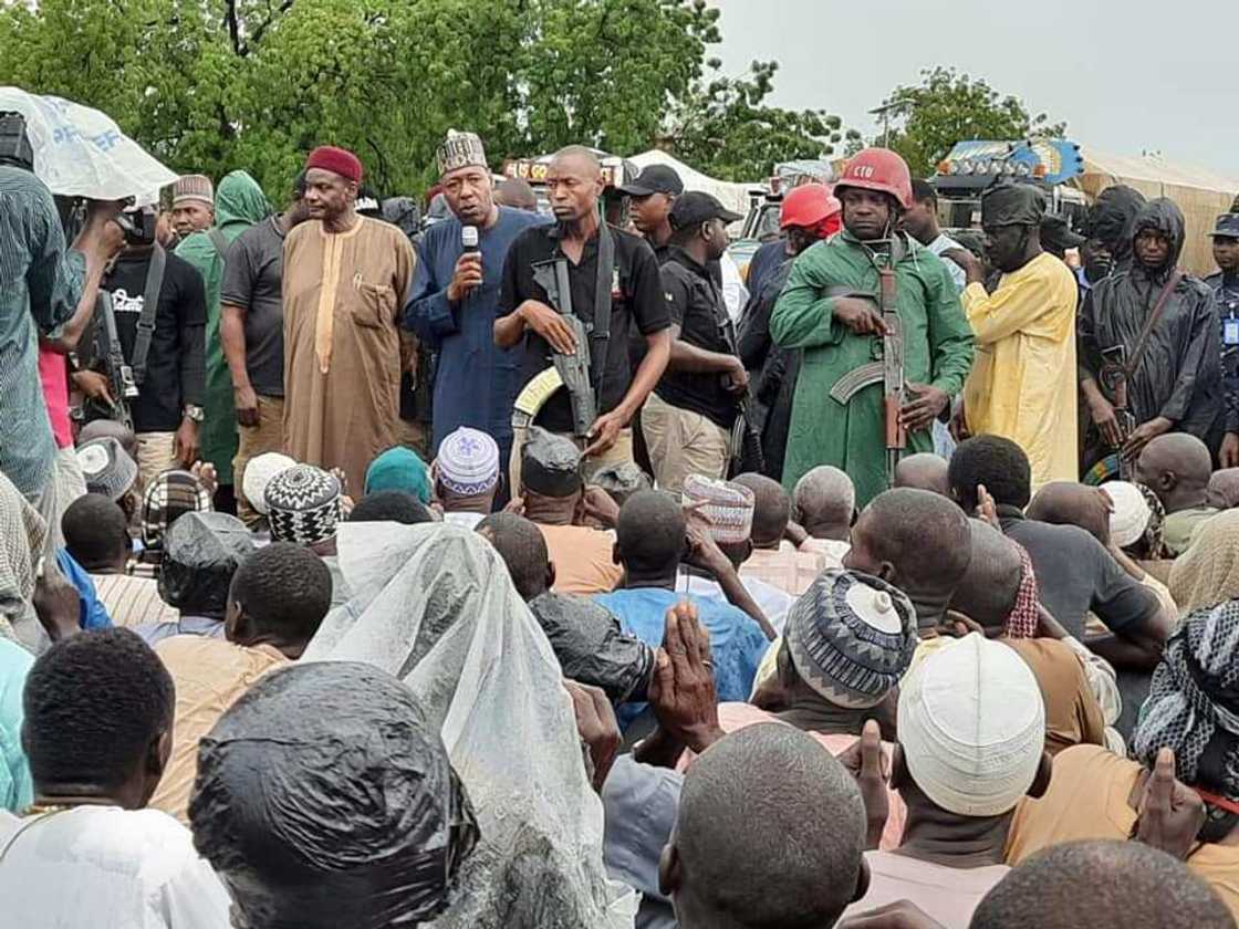 Gwamna Zulum ya kai ziyarar ba zata Baga, ya ba da talakawa sama da 4000 tallafi Gwamna Zulum ya kai ziyarar ba zata Baga, ya ba da talakawa sama da 4000 tallafi