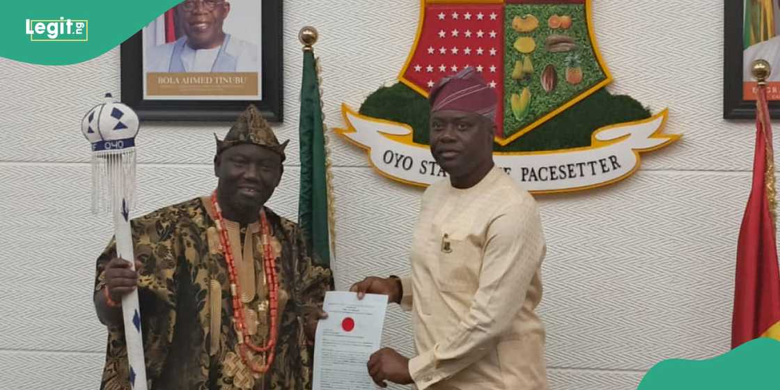 Makinde presents certificate of recognition to new Alaafin Makinde presents certificate of recognition to new Alaafin