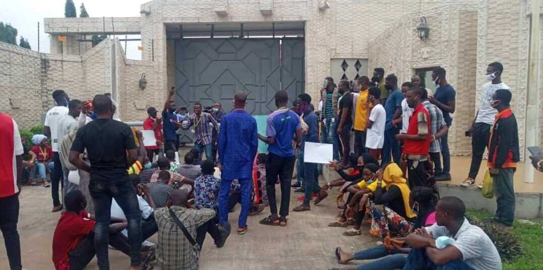 Mun gaji da gafara sa: Daliban jami'a sun fara zanga-zanga a Najeriya kan rufe makarantu Mun gaji da gafara sa: Daliban jami'a sun fara zanga-zanga a Najeriya kan rufe makarantu