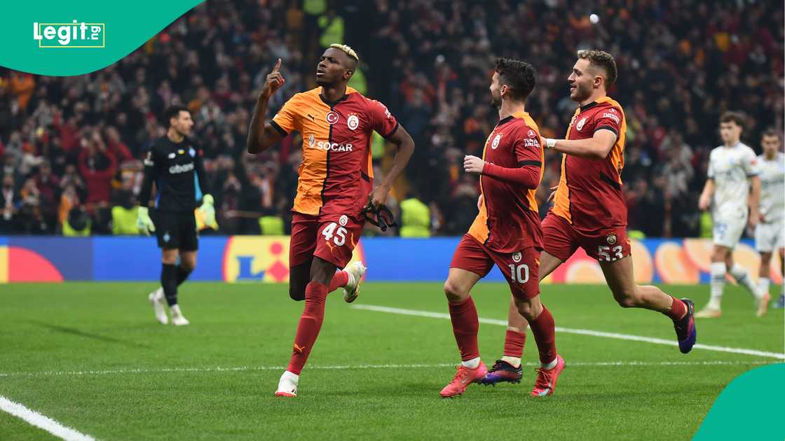 Victor Osimhen, Berhan Kutlu, Dries Mertens, Galatasaray, Dynamo Kyiv, Ali Sami Yen Spor Kompleksi, Istanbul, Turkiye, UEFA Europa League. Victor Osimhen, Berhan Kutlu, Dries Mertens, Galatasaray, Dynamo Kyiv, Ali Sami Yen Spor Kompleksi, Istanbul, Turkiye, UEFA Europa League.