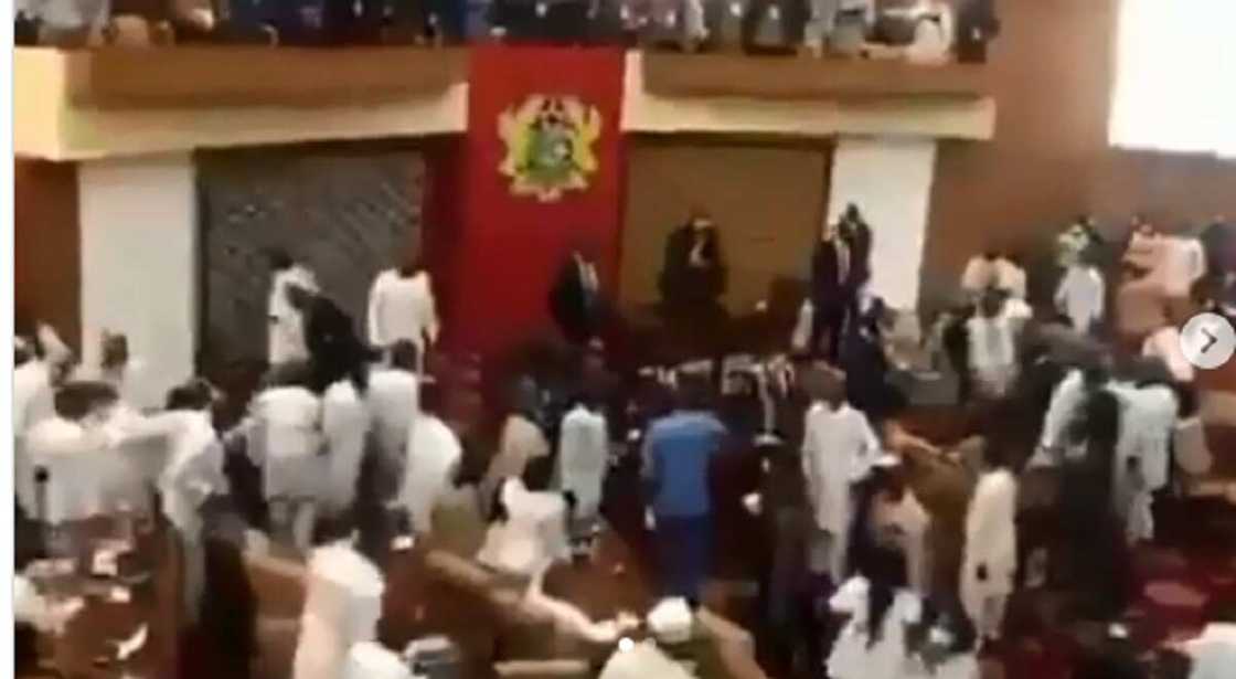 'Yan majalisar Ghana sun bawa hammata iska kan batun rinjaye (Bidiyo) 'Yan majalisar Ghana sun bawa hammata iska kan batun rinjaye (Bidiyo)