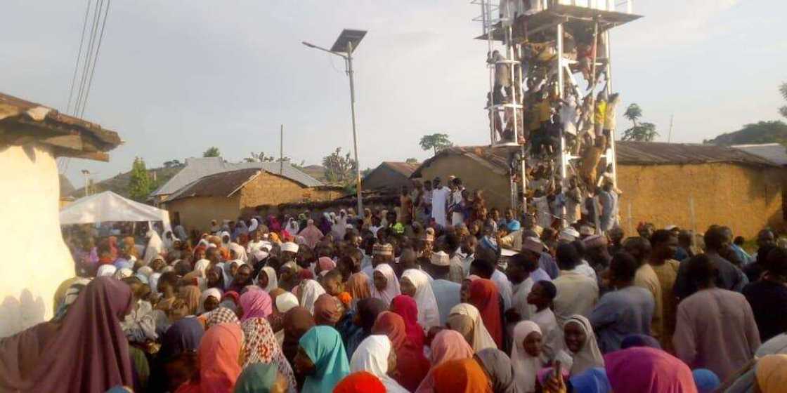 Mutane na murna da farin ciki Mutane na murna da farin ciki