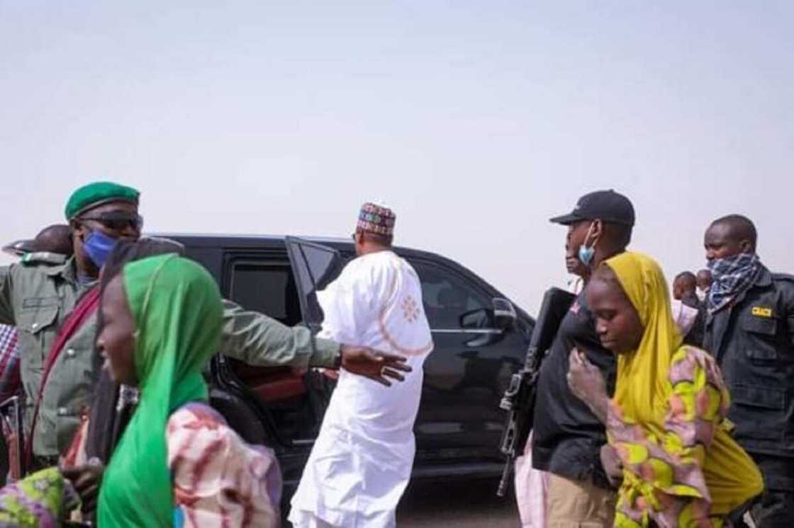 Hotunan Zulum Ya Tsayar Da Ayarin Motocinsa Ya Ɗauki Mata Da Suka Ɗebo Itace Daga Daji Hotunan Zulum Ya Tsayar Da Ayarin Motocinsa Ya Ɗauki Mata Da Suka Ɗebo Itace Daga Daji