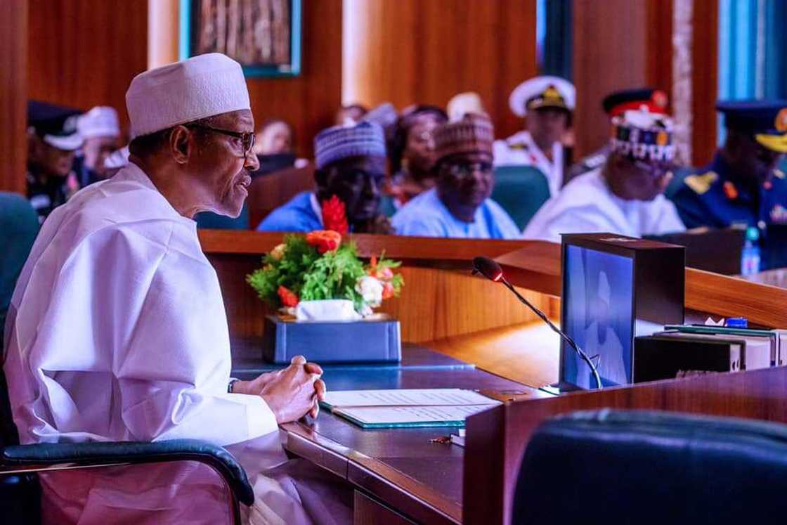 Yan Najeriya sun ce ana biyanku da yawa - Buhari ga yan majalisa Yan Najeriya sun ce ana biyanku da yawa - Buhari ga yan majalisa