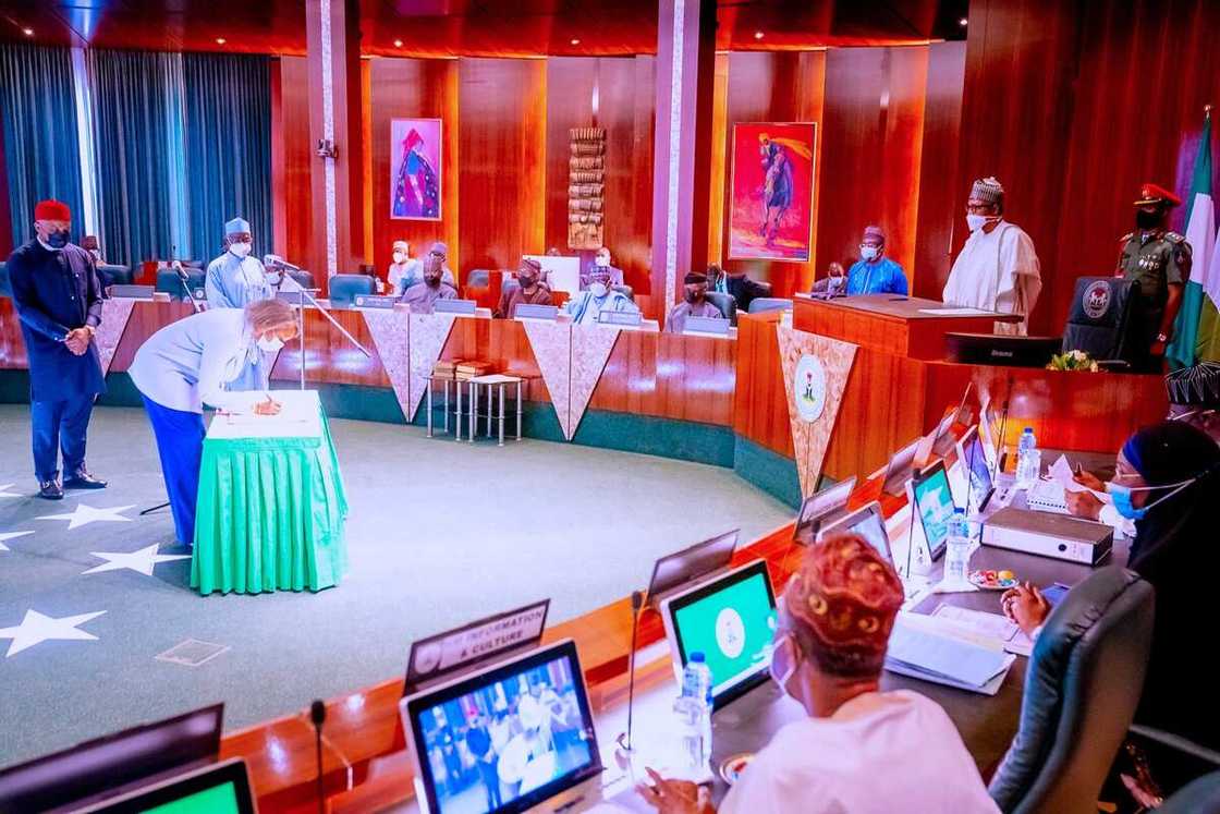 Buhari ya rantsar da sabbin kwamishinonin INEC 6, ya kuma jagoranci zaman majalisar zartarwa Buhari ya rantsar da sabbin kwamishinonin INEC 6, ya kuma jagoranci zaman majalisar zartarwa