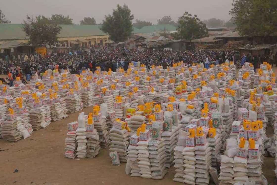 Gwamna Zulum ya yiwa al’umman Damboa sha-tara ta arziki, mutane 20,000 sun amfana Gwamna Zulum ya yiwa al’umman Damboa sha-tara ta arziki, mutane 20,000 sun amfana
