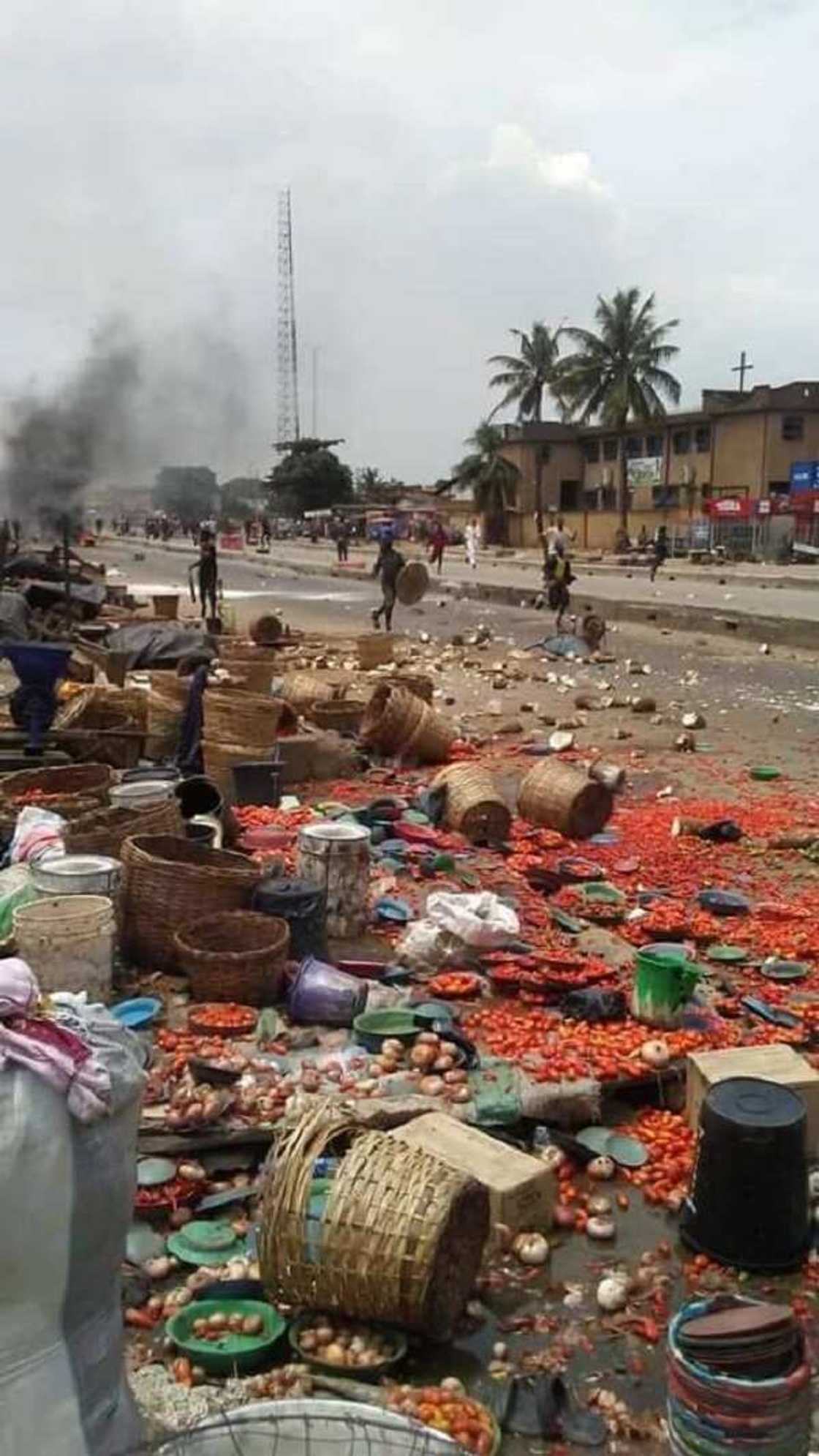Yanzu Yanzu: Hanyar Lagas-Abeokuta ya tushe yayinda Yarbawa da Hausawa yan kasuwa ke rikici Yanzu Yanzu: Hanyar Lagas-Abeokuta ya tushe yayinda Yarbawa da Hausawa yan kasuwa ke rikici