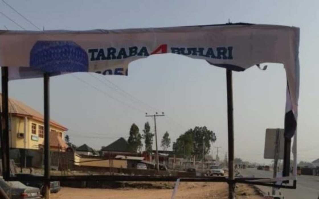 Wasu yan iska sun lalata hotunan kamfen din Buhari a Taraba Wasu yan iska sun lalata hotunan kamfen din Buhari a Taraba