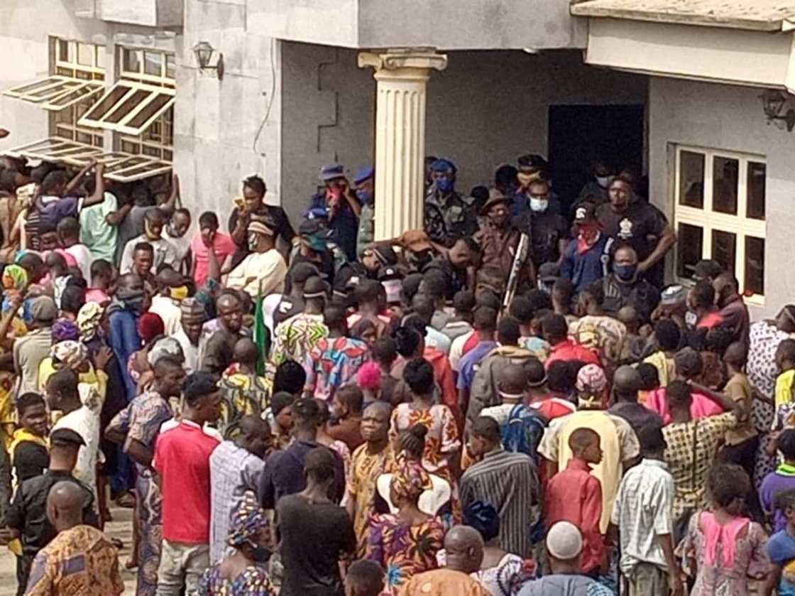 Kai tsaye: Komai ya kankamadon Sallar Jana'izar Sanata Buruji Kashamu (Hotuna) Kai tsaye: Komai ya kankamadon Sallar Jana'izar Sanata Buruji Kashamu (Hotuna)