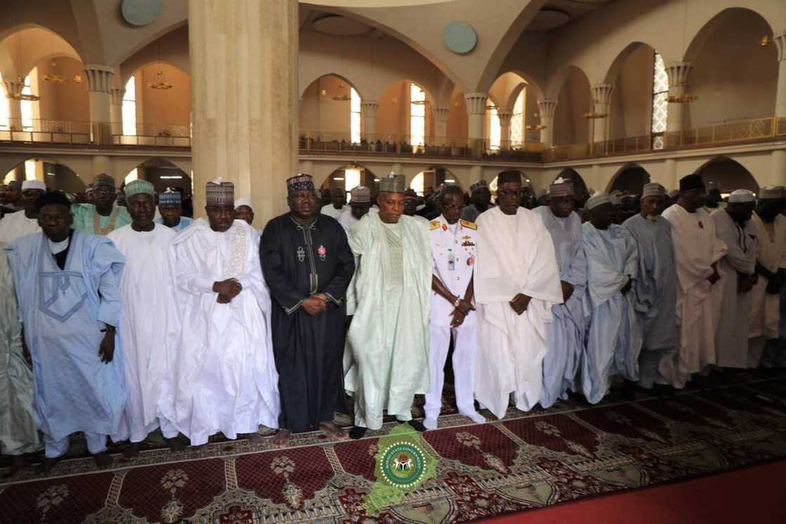 Yanzu-yanzu: An gudanar jana'izar marigayi Abba Kyari a Abuja (Hotuna) Yanzu-yanzu: An gudanar jana'izar marigayi Abba Kyari a Abuja (Hotuna)