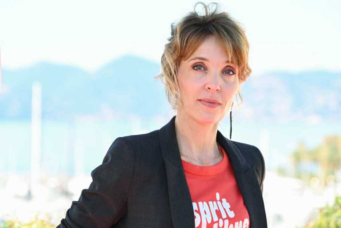 Alix Poisson et son compagnon : un couple et des parents très discrets Alix Poisson et son compagnon : un couple et des parents très discrets