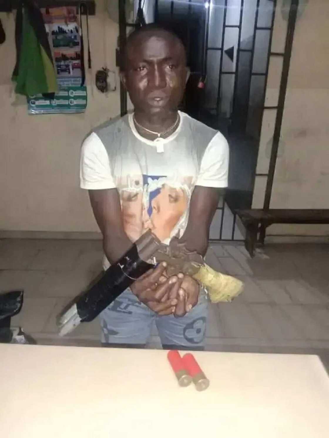 Hotunan mutumin da aka kama da harsashin bindiga ƙirar AK-47 guda 340 a cikin garrin rogo