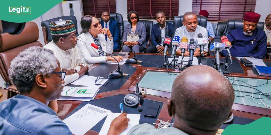 Labour and the Tripartite Committee set up by the Federal Government (FG) to negotiate a new minimum wage.
Photo credit: Simon Lalong Labour and the Tripartite Committee set up by the Federal Government (FG) to negotiate a new minimum wage.
Photo credit: Simon Lalong