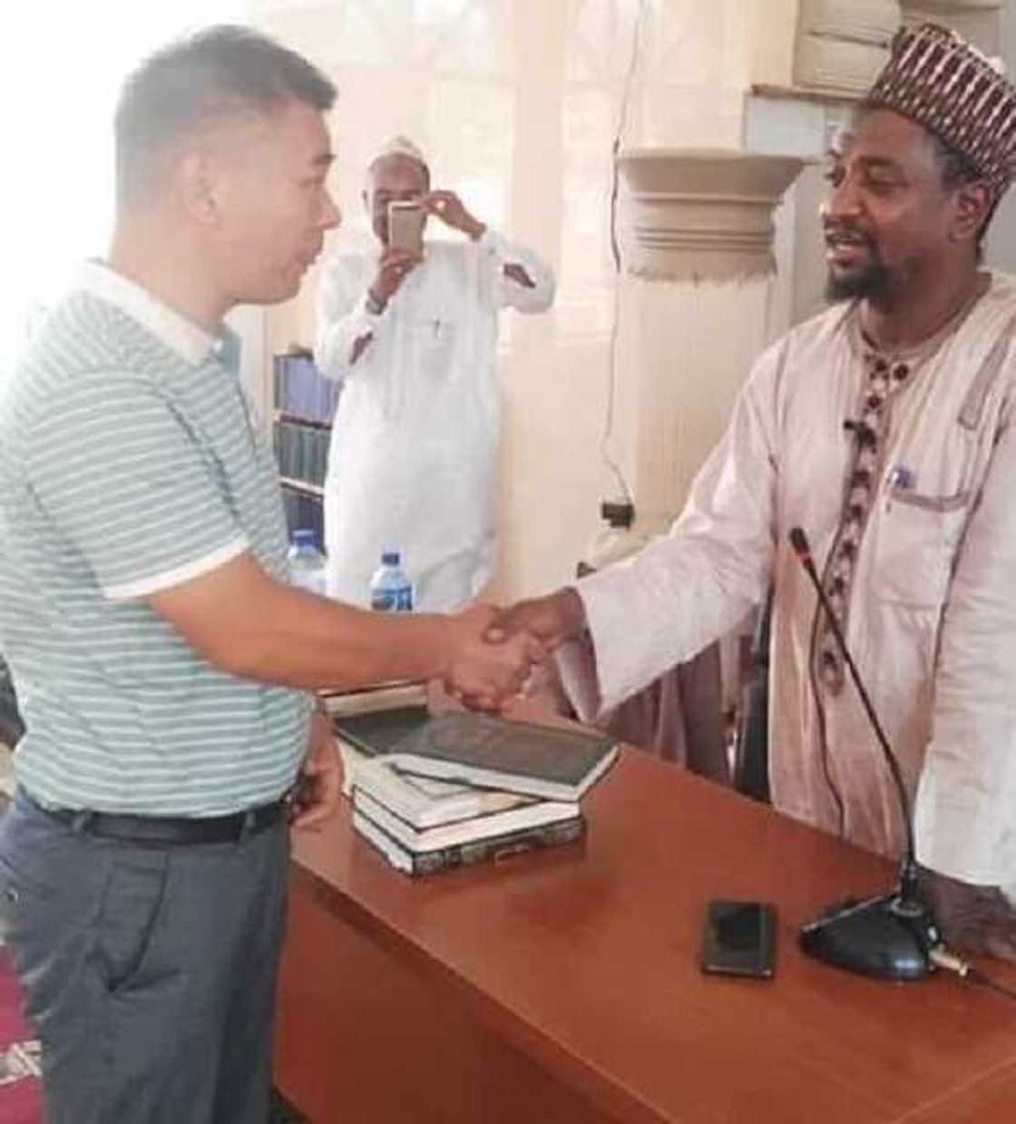 Madalla: Wani mutumin kasar China ya amshi Musulunci a jihar Kano Madalla: Wani mutumin kasar China ya amshi Musulunci a jihar Kano