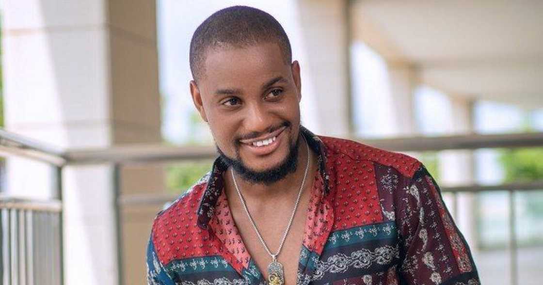 Man reacts after people connected him with the late actor Alexx Ekubo.
