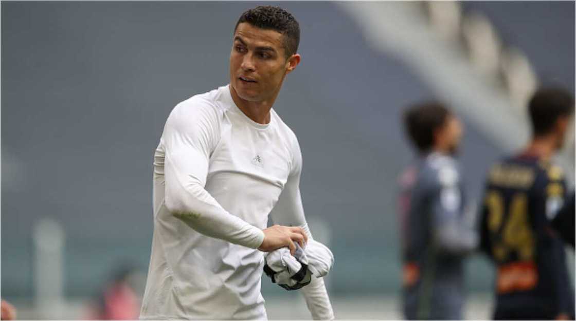 Juventus journalist defends Cristiano Ronaldo after striker angrily flung his shirt against Genoa Juventus journalist defends Cristiano Ronaldo after striker angrily flung his shirt against Genoa