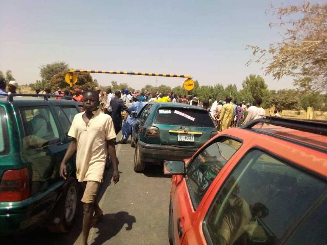 Matafiya sun yi cirko-cirko yayin da masu zanga-zanga suka toshe hanya a Jigawa