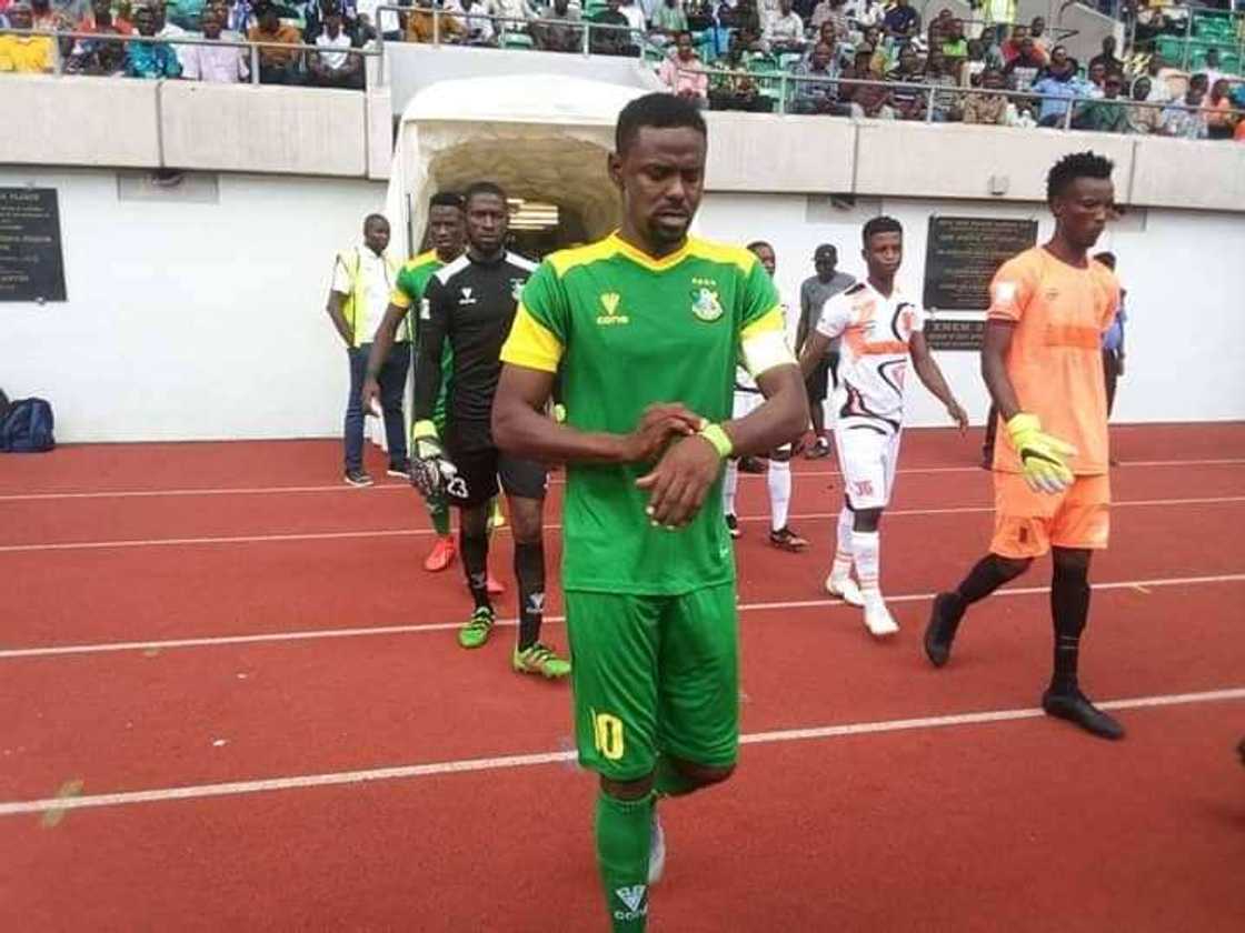 Video shows top French coach lying on the pitch to protest opponents annoying tactics after his Nigerian club Video shows top French coach lying on the pitch to protest opponents annoying tactics after his Nigerian club