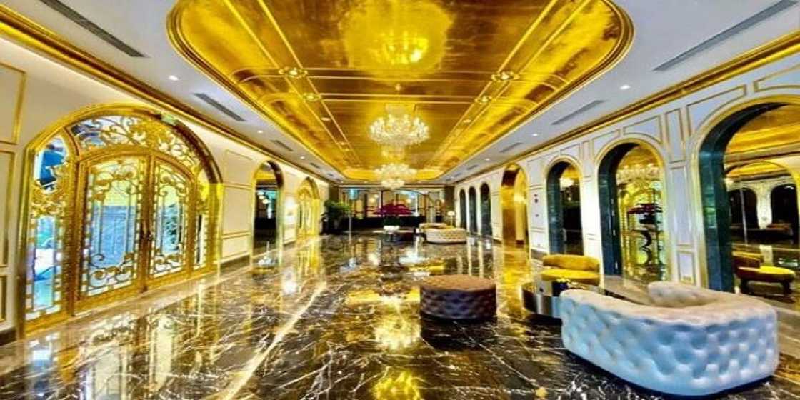 Hotunan cikin otal na farko a duniya da aka kawata da zinari Hotunan cikin otal na farko a duniya da aka kawata da zinari