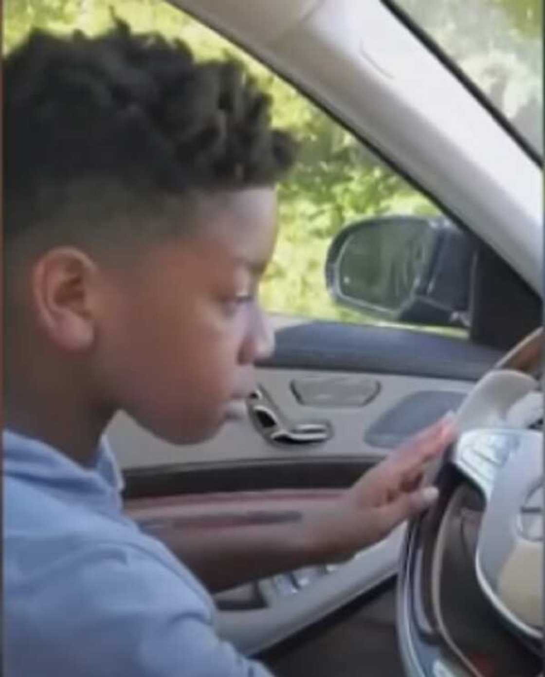 Bidiyo: Yaro mai shekaru 11 yayi ceton rai, ya tuka kakarsa a mota zuwa asibiti