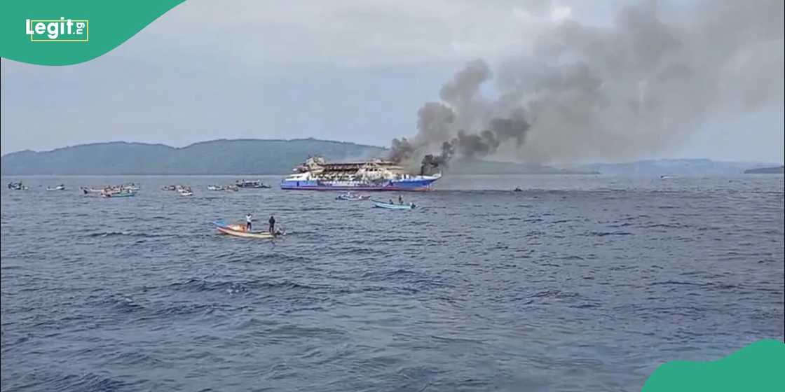 Large vessel carrying passengers Large vessel carrying passengers