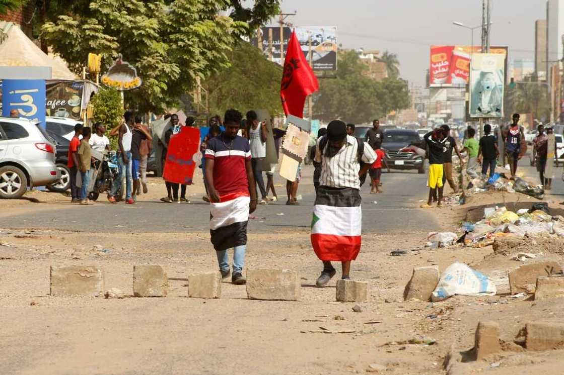 Raising Sudanese flags and posters of activists killed during previous pro-democracy protests, demonstrators tried to march on the presidential palace in central Khartoum Raising Sudanese flags and posters of activists killed during previous pro-democracy protests, demonstrators tried to march on the presidential palace in central Khartoum