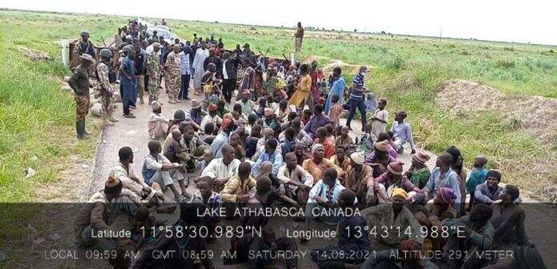 Da duminsa: Kimanin yan Boko Haram 6000 suka mika wuya Da duminsa: Kimanin yan Boko Haram 6000 suka mika wuya