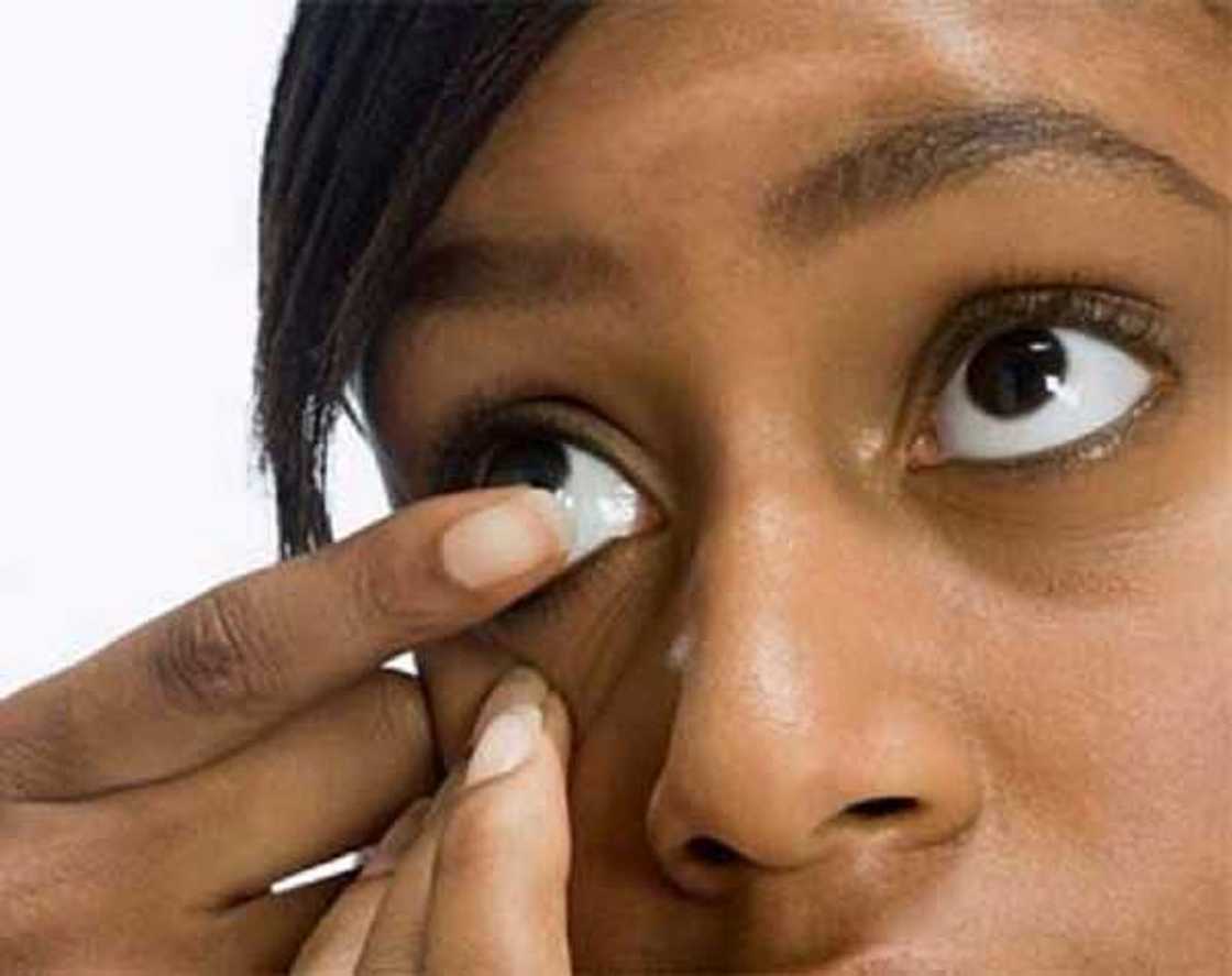 Dabi'u 4 da kan iya taba lafiyar ido ko haddasa makanta Dabi'u 4 da kan iya taba lafiyar ido ko haddasa makanta