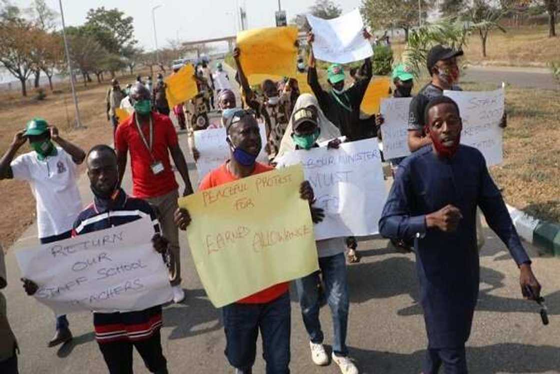 IPPIS: SSANU, NASU suna zanga-zangar lumana a BUK IPPIS: SSANU, NASU suna zanga-zangar lumana a BUK