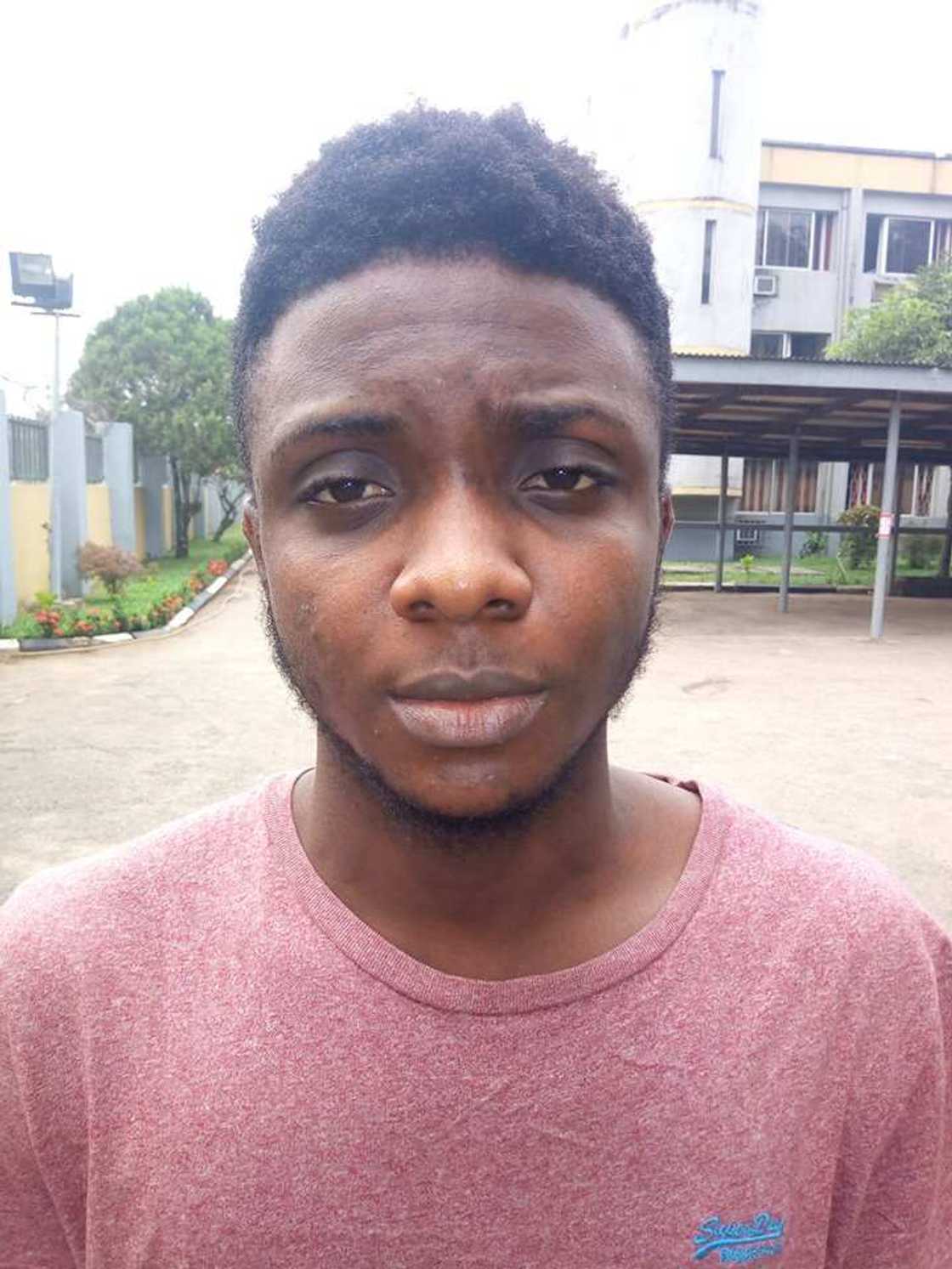 Kotu ta daure wasu kananan barayi da EFCC ta kamo, bayan sunyi damfarar N12m Kotu ta daure wasu kananan barayi da EFCC ta kamo, bayan sunyi damfarar N12m